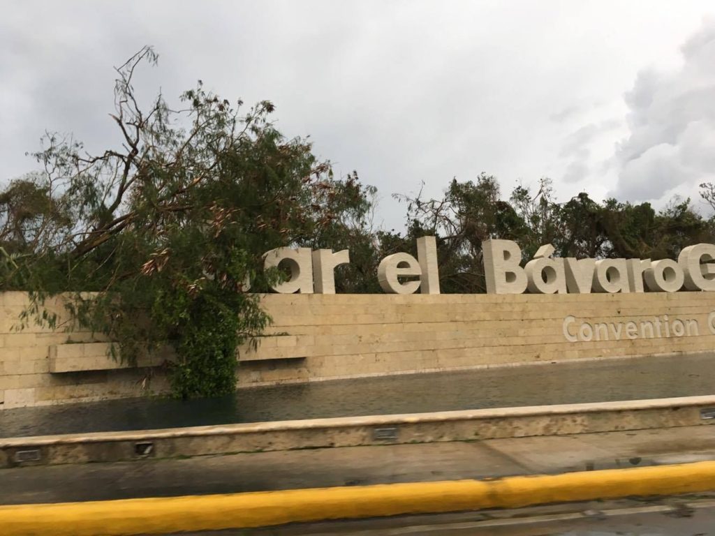 Ураган в Доминикане: разрушены пляжные магазины, «полетали» рекламные щиты и пальмы iDominicana