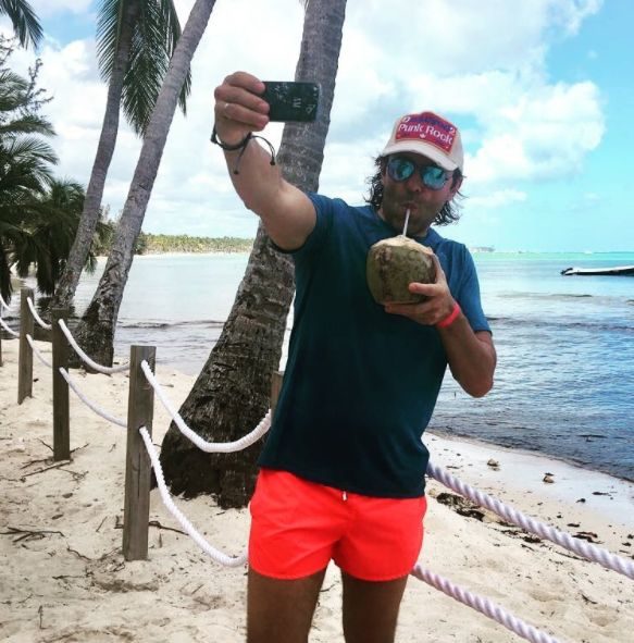 Андрей Малахов в Доминикане отправился на дегустацию сигар и поплавал с дельфинами