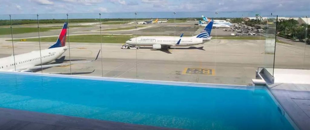 В аэропорту Пунта-Кана открыли бассейн с видом на взлетную полосу 