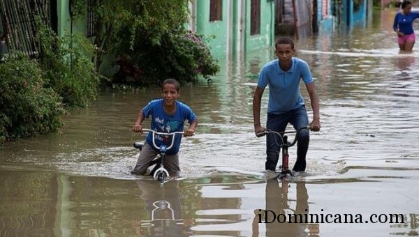 Из-за дождей в Доминикане затопило дороги. Видео