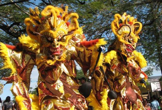 Карнавал в Доминикане: парад костюмов и дьявольские танцы айДоминикана
