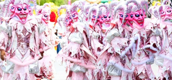 Карнавал в Доминикане: парад костюмов и дьявольские танцы айДоминикана