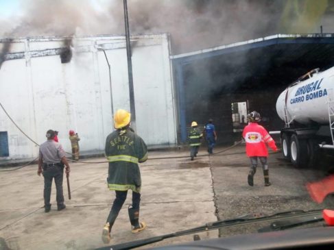 В Пуэрто-Плата горят склады рома Brugal