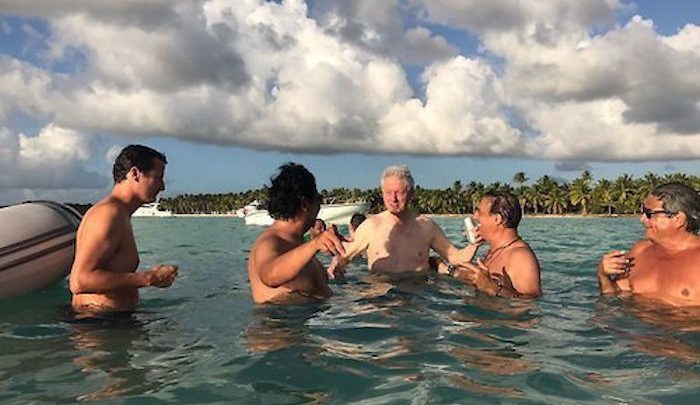 Экс-президент США Билл Клинтон прилетел на отдых в Пунта Кана