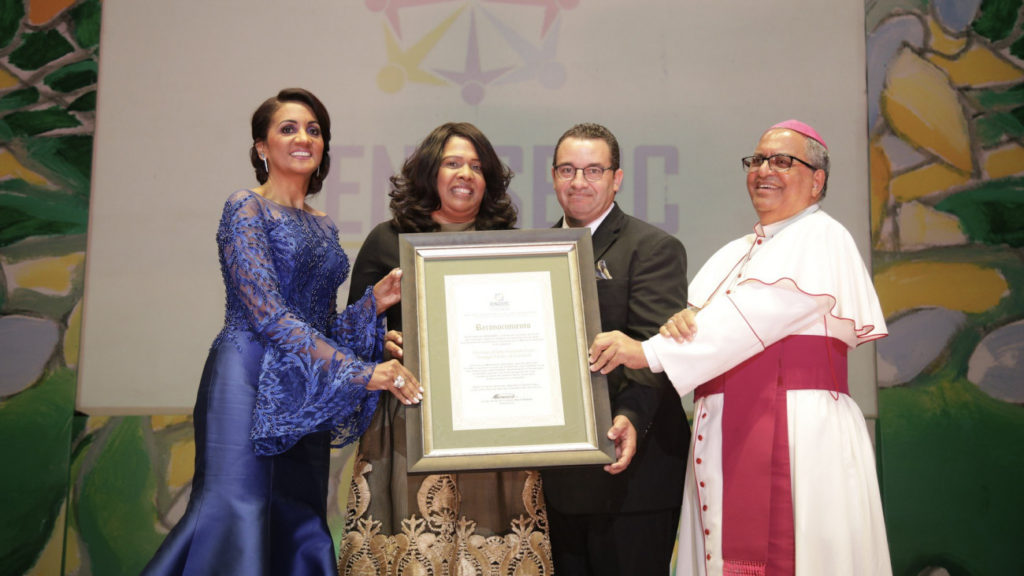 Первая леди Доминиканы наградила самые верные семейные пары