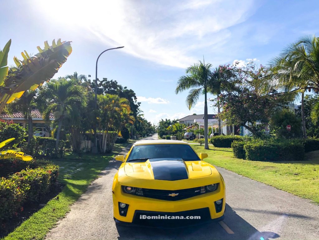 Аренда авто в Доминикане: желтый кабриолет Chevrolet Camaro iDominicana.com