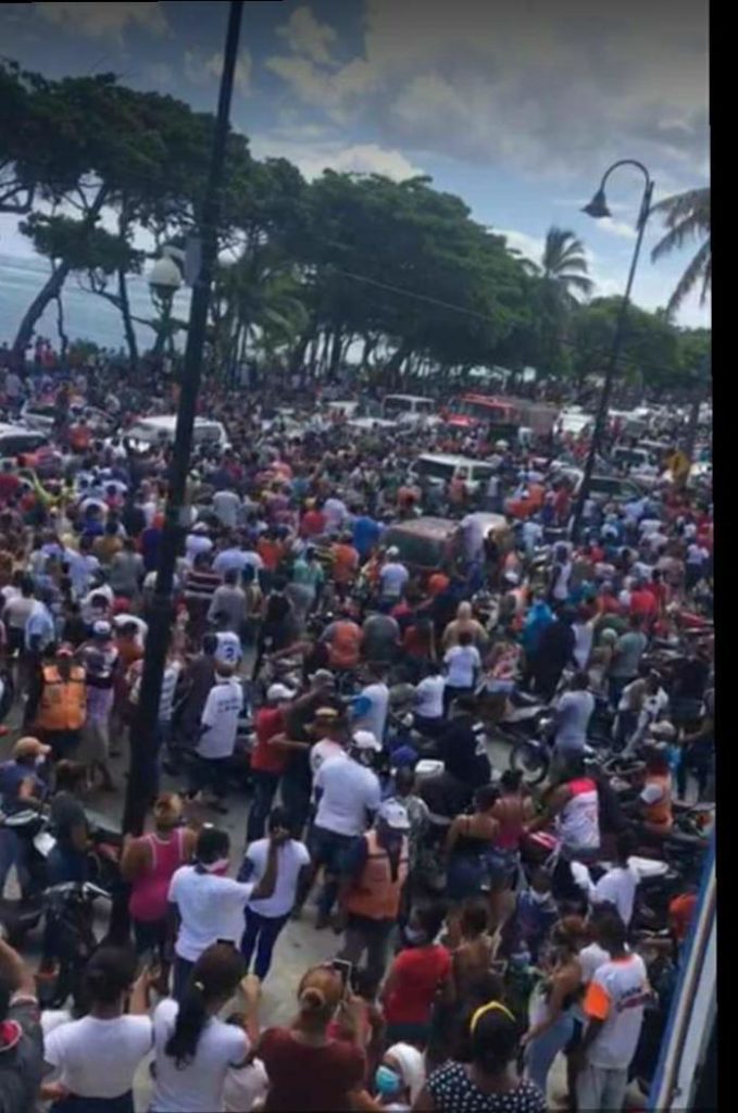 В Пуэрто-Плата массово нарушили карантин, чтобы бросить крест в море