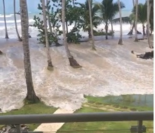 Наводнение в Доминикане приняли за "цунами" - Видео