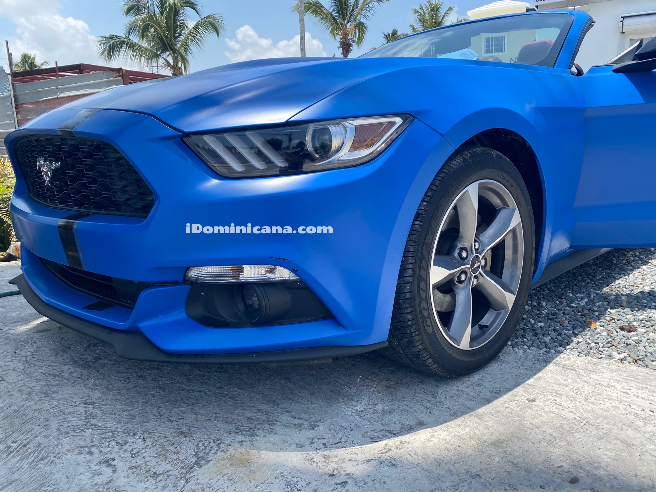 Авто Доминикана: синий кабриолет Ford Mustang (2016)