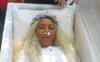 59-летняя доминиканка инсценировала свою смерть и пришла на похороны