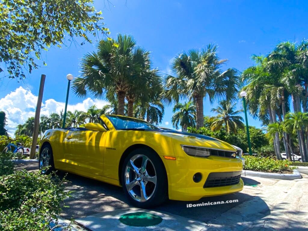 Авто Доминикана: желтый кабриолет Chevrolet Camaro 2015