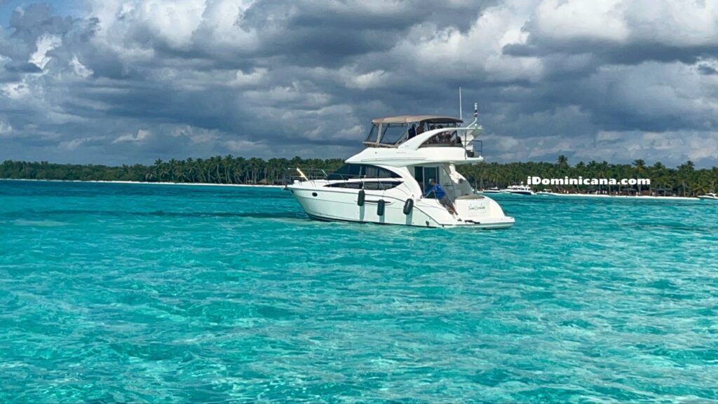 Аренда яхты в Доминикане: Meridian 42 ft - остров Саона / о.Каталина
