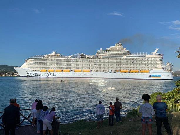 Самый большой круизный лайнер в мире посетил Республику Доминикана