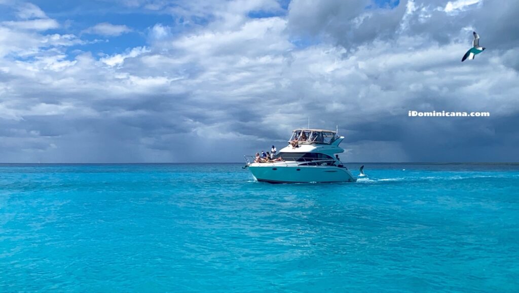 Аренда яхты в Доминикане: Meridian 42 ft - остров Саона / о.Каталина